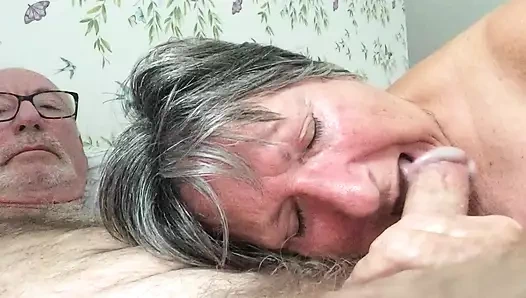 Linda lutscht schwanz