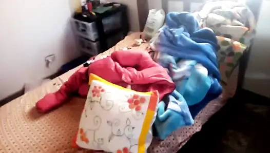 Brittany berührt ihre muschi in der waschküche