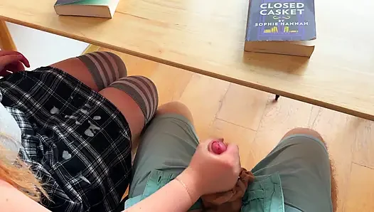Ateşli liseli kız öğrenci masanın altında tarih sınıfında külotlu elle muamele ve ayakla mastürbasyon. Okulda.