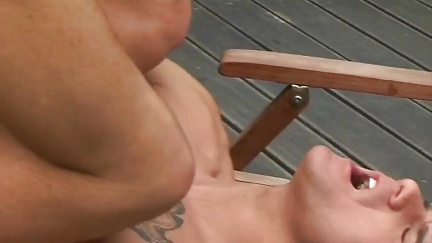 Young Hung Muscle Duo dunker bagdøren i det fri og afslutter med tykke spermeksplosioner