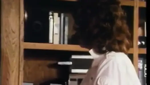 Dik memeli seksi esmer kız çıplak soyunmayı ve büyük bir kaya sert yarak emmeyi seviyor