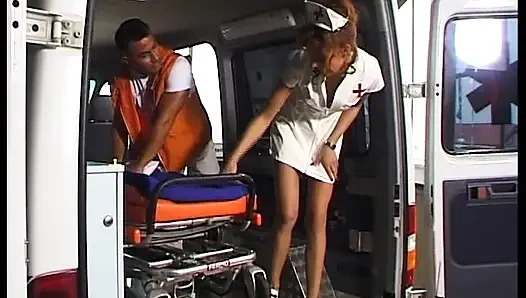 Mükemmel Alman nurse ambulansta büyük yarağa biniyor