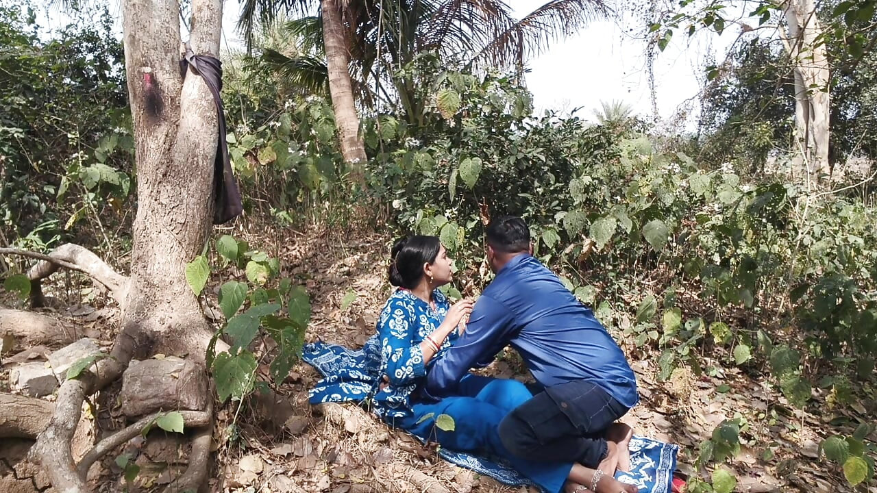 인도 마을 섹스 비디오, 야외 마을에서 의붓 오빠에게 거유를 누르는 인도 소녀