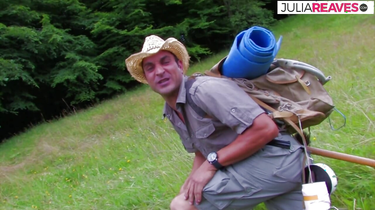 Awek miang bersandar pada batu semasa dia dikongkek ke pancutan mani dalam mulut