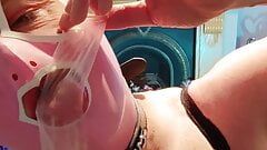 Nottstvslut Britse tv -slet in latex kap speelt met en drinkt gebruikte condooms. hete fetisj slet