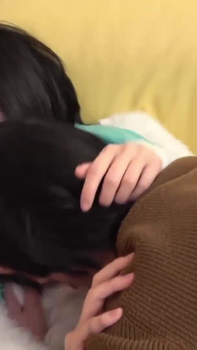 Cinsel arzularını tatmin etmesi gereken üvey erkek kardeş ve üvey kız kardeş arasındaki ateşli ilişki. Şüpheli bir şekilde flört ediyor | Klip 1