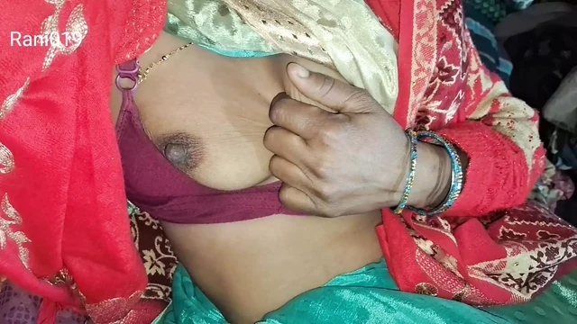 Bhabhi ne khet me moot diya Indian desi hauswaif Rani bhabhi ko khet me moot te huye pakda devar ne ki bhabhi ki chud