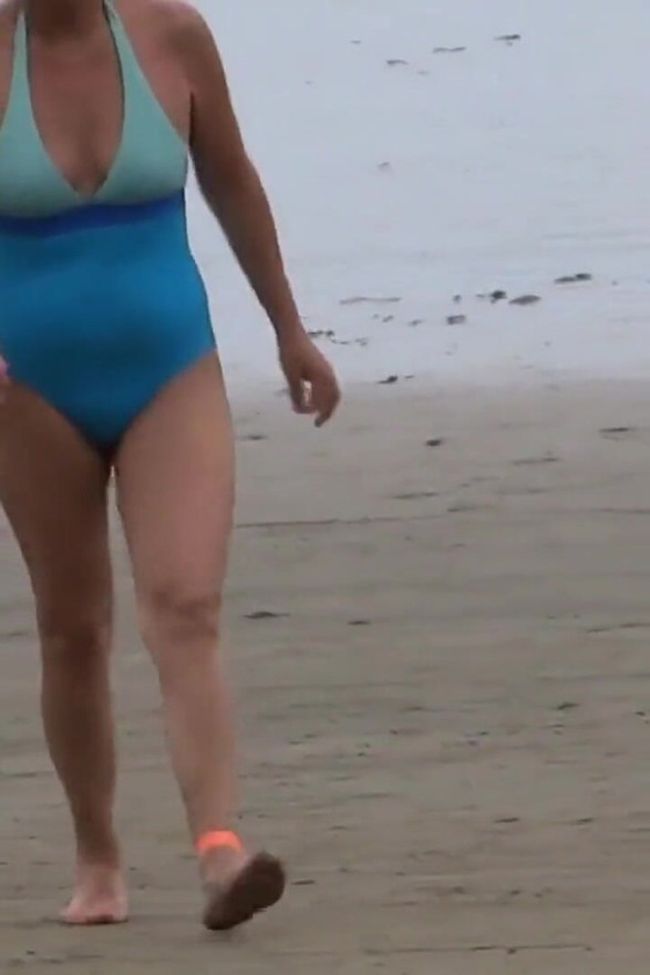 I Get Excited on the Beach and I Take My Husband's Best Friend to Fuck Me, His Cock Is Delicious