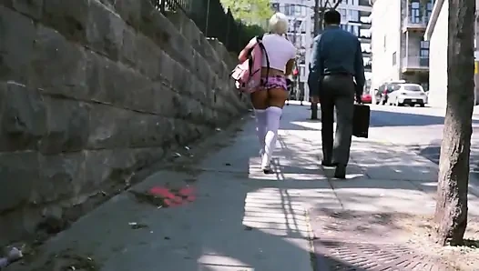 Юная блондинка-студентка позволяет мне ублагодеть все ее дырки!