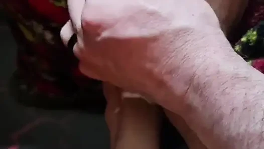 Melove seksi küçük küçük ayakları temizliyor
