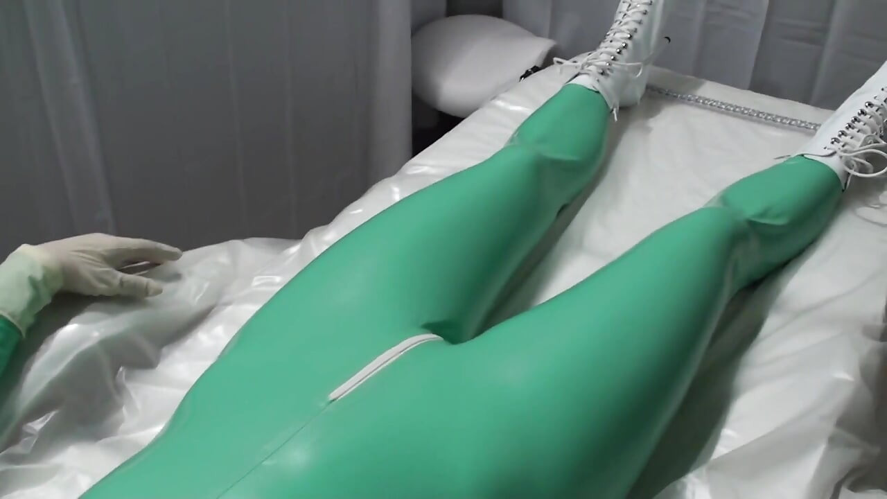 Látex Danielle relajarse en la ambulancia