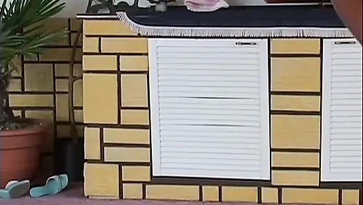 Heißes schätzchen küsst und peggt einen typen mit einem großen strapon, nachdem er ihre fotze und ihren mund hart gepumpt hat