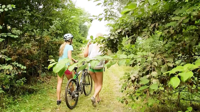 Blondinen 20 Jahre gehen in den wald weil sie keiner sehen darf