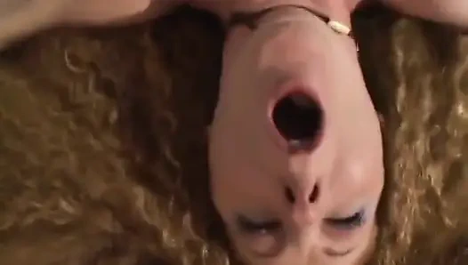 Behaarte hure zum squirten gebracht