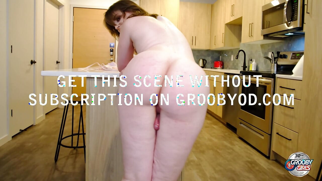 GROOBYGIRLS Modelo Trans Provoca en la Cocina con Poses de Culo y Juego con la Polla