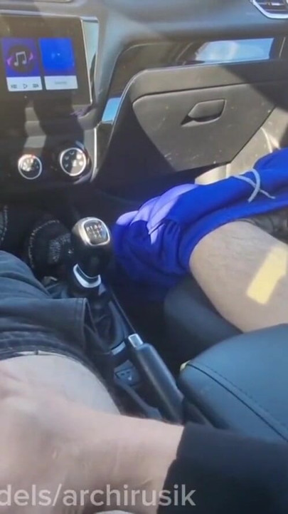 I secretly jerked off a big cock to a student during a break near school. Do you want to suck our cocks? | Clip 1