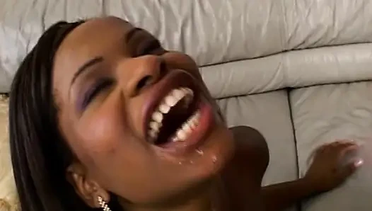 Verführerisches brünettes schätzchen in dampfender oral- und hardcore-session