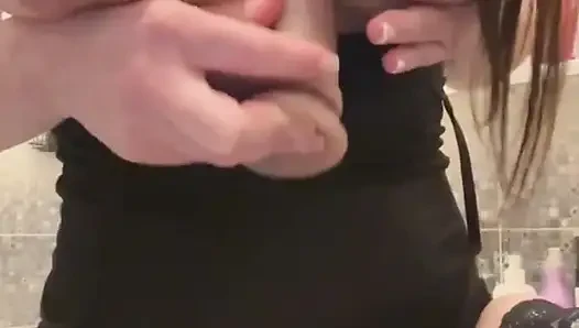Büyük memeli genç üvey anne banyoda dildoyla sikişiyor