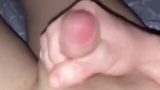 Homem se masturba com porra