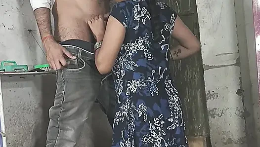 Arsch-muschi ficken, muschi lutschen, brüste lutschen, milch aus der brust lutschen und auf dem schwanz im doggystyle sitzen und direkt auf Hindi-audio liegend