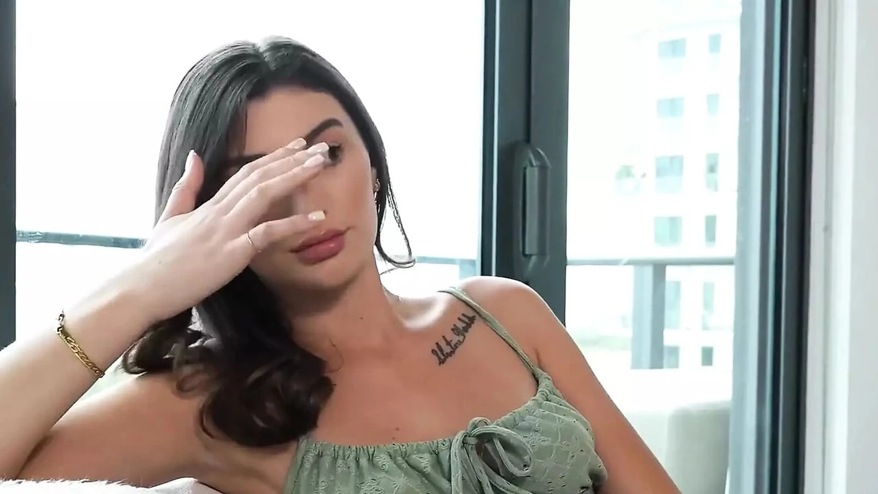 Sislovesme - ateşli tombul üvey kız kardeşimin binmeye ihtiyacı var ama önce sert yarağıma binmek zorunda