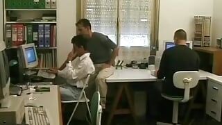 Azgın adamlar ateşli bir ofiste üçlü seks yapıyor