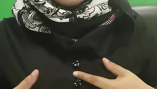 Bermain gadis dengan pantat besar di tempat tidurnya