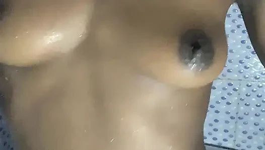 Ateşli zenci genç kız göğüslerine dokunmanın tadını çıkarıyor