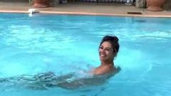 Elizabeth Hurley - topless in het zwembad, 22 augustus 2018