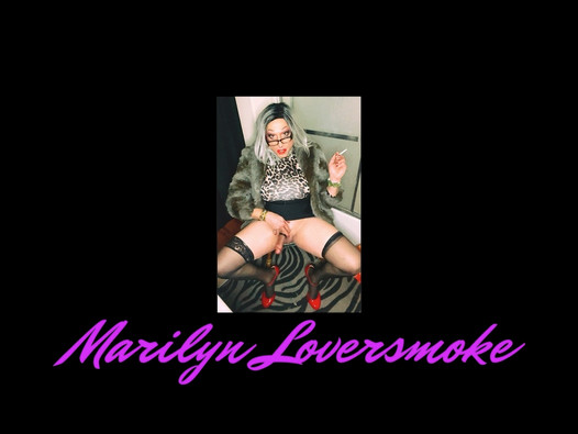 Diosa marilyn fumando y acariciando para semen en abrigo de piel