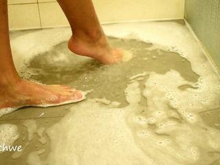 Fetiche de pies mojados con jabón