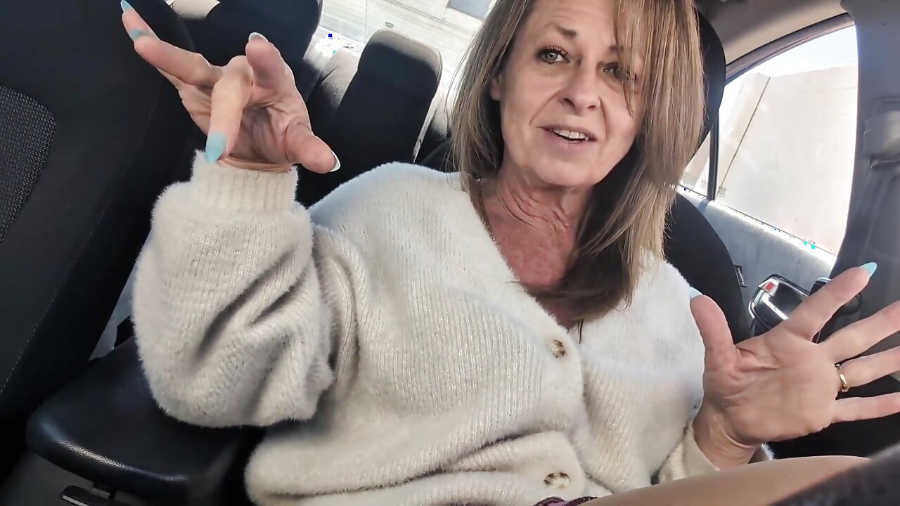 La pequeña linda se prepara para la cita en el auto usando pantimedias sin entrepierna