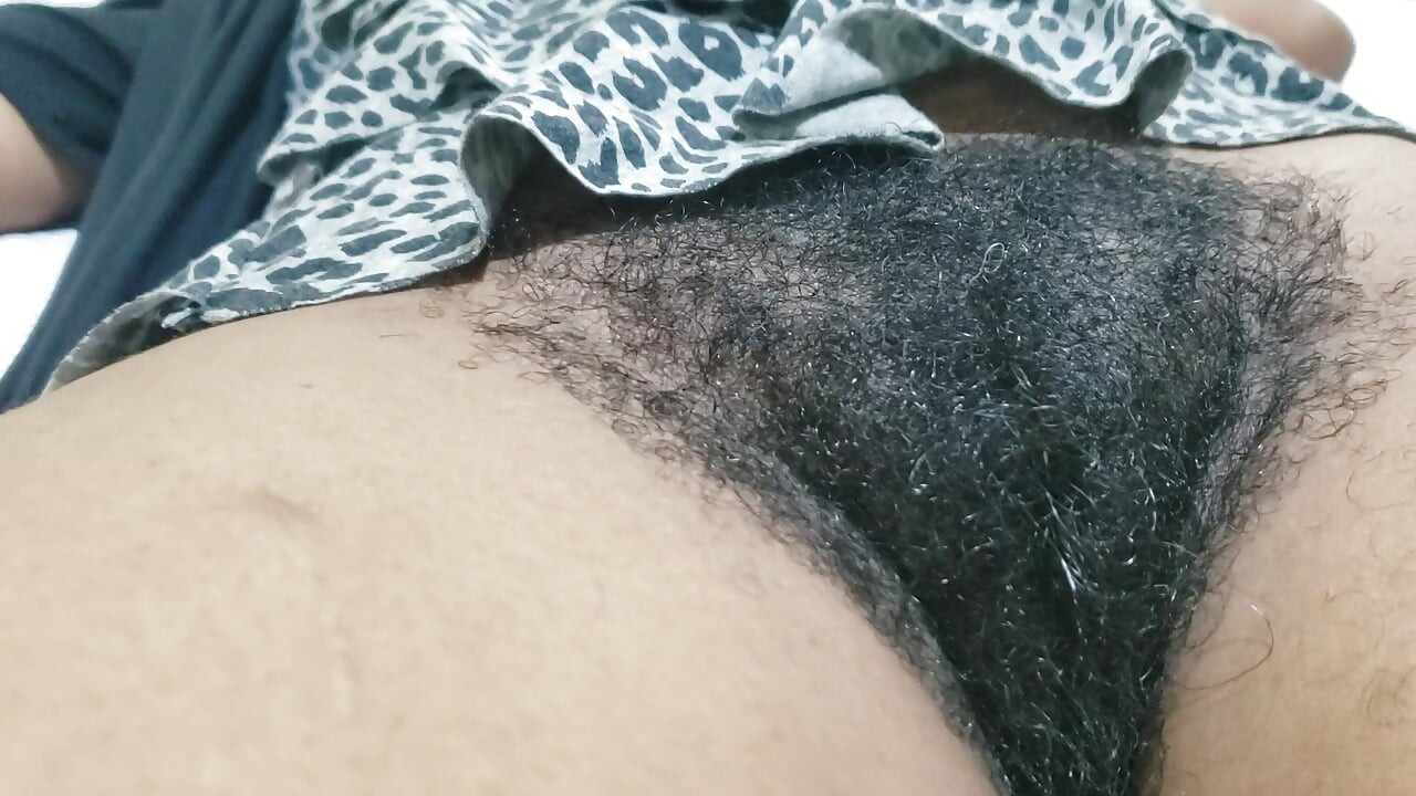 Schöne reife frau mit behaarter muschi und sexy selbstvertrauen