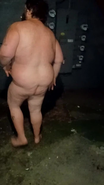 Mofo2121 smoking naked outside