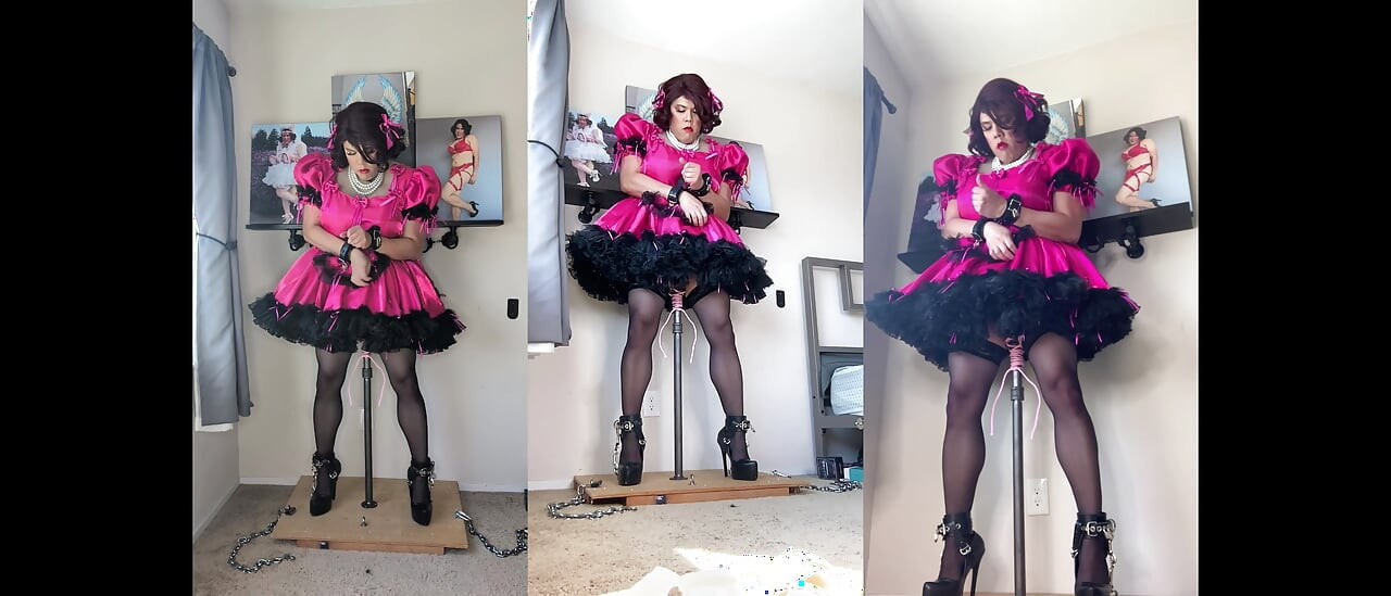 Candy si pembantu banci merah muda dikunci dengan dildo dan menunggangi tiangnya