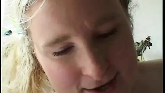 Sarışın kızı sikiyor ve yüzüne boşaltıyor