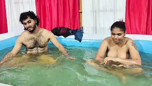 Pasangan mandi di kolam renang