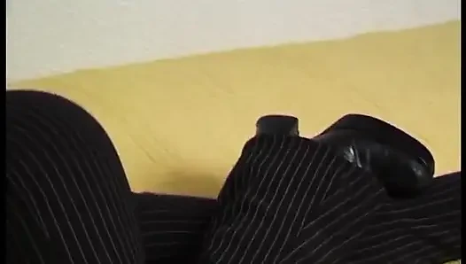 Yuvarlak götlü ve küçük memeli sarışın genç kız solo videoda mastürbasyon yapıyor