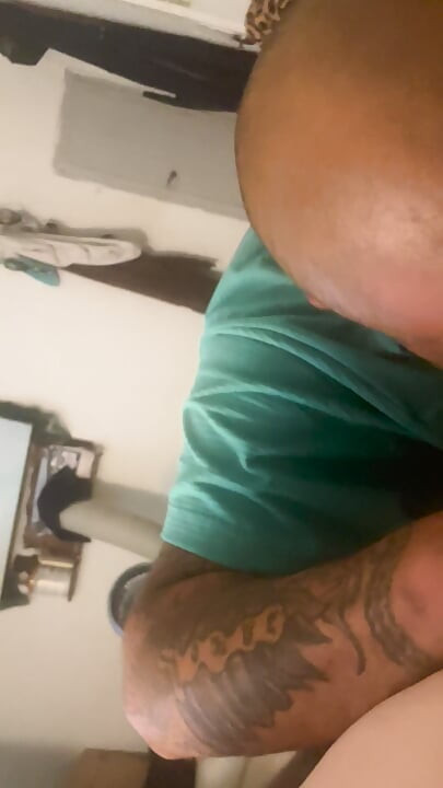 Sexy latino man eet mooie getatoeëerde vrouwen