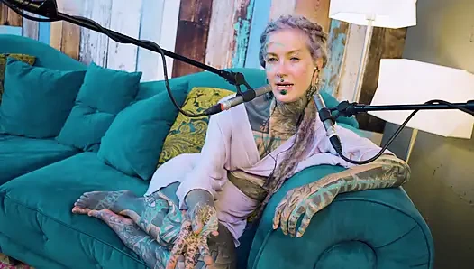 Aku lagi ngomongin tentang b - bordem - asmr podcast sfw lagi ngobrol sama model bertato rambut gimbal asal gotik