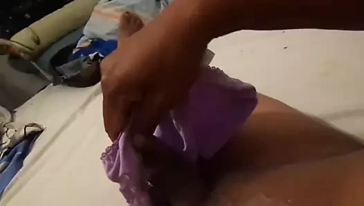 una rica paja con calzon lila