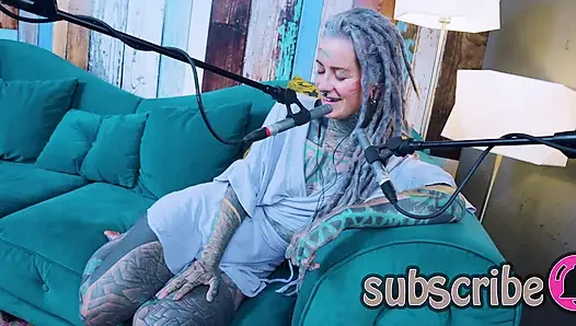 Ich spreche über Z - zeal - ASMR podcast SFW spricht goth dünnes mädchen dreadlocks tattoo-modell inked mädchen