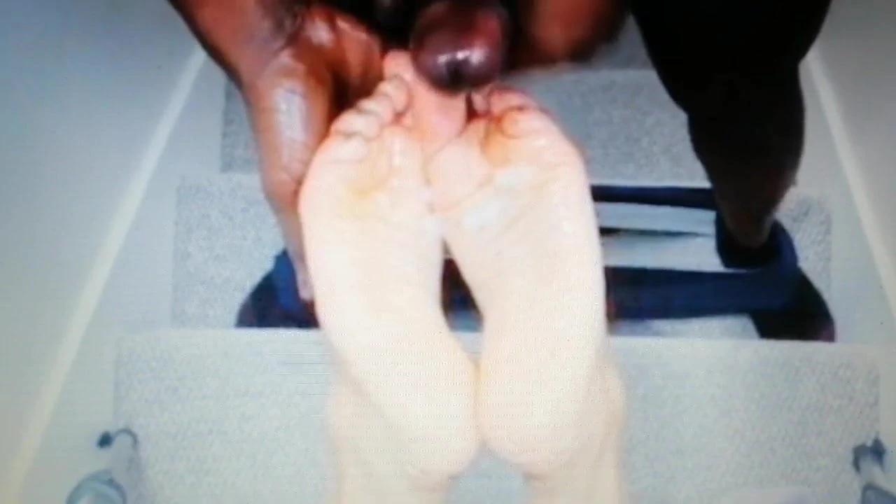 Kote hitam besar pancut di kaki saya