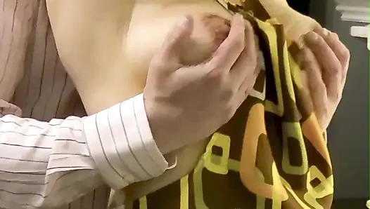 Ibu rumah tangga amatir dilayanin sampai orgasme berkali-berkali dan dicrot di dalam