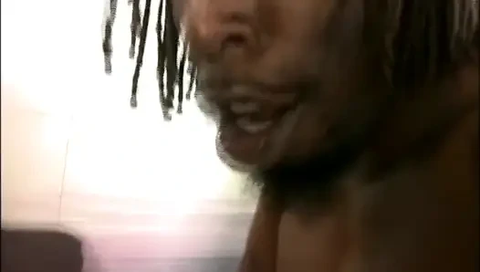 Sikiciler lezzetli kızı sikiyor