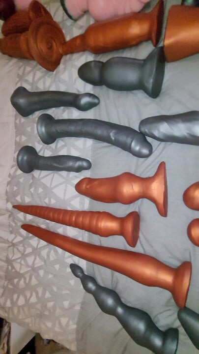 Gapen me Leo. Monsterdildo van Squarepeg Toys.