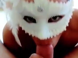 O iubită latino mascată suge pula ca o vedetă porno
