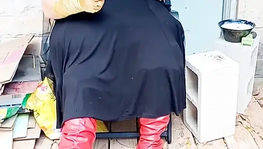 Yarasa kız sigara molası veriyor