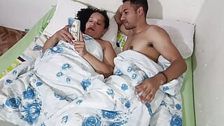 Saya berkongkek hebat dengan adik ipar saya, yang mempunyai pantat besar. Saya menjemputnya untuk menonton filem dan akhirnya mengongkek pepek berairnya.