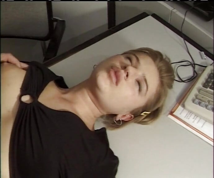 Une jolie allemande reçoit une énorme dose de sperme sur le visage
